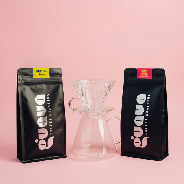 pachet special cu doua pachete de cafea de specialitate si un kit hario v60 de sticla 