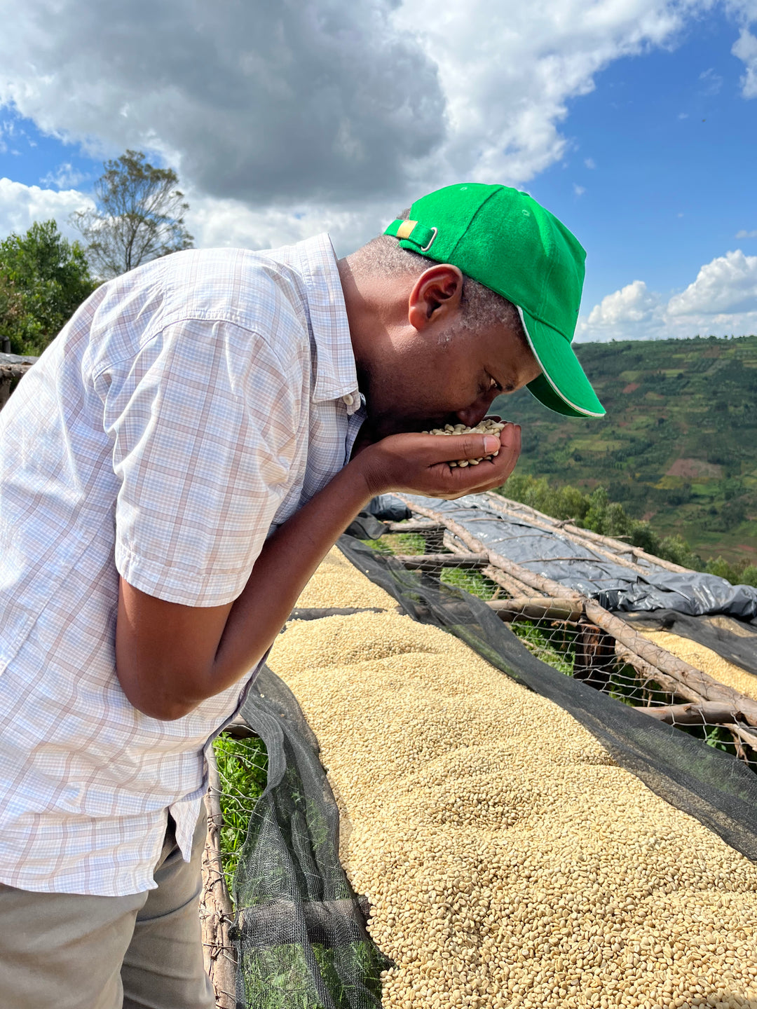 fermier de cafea la statia de procesare cafea