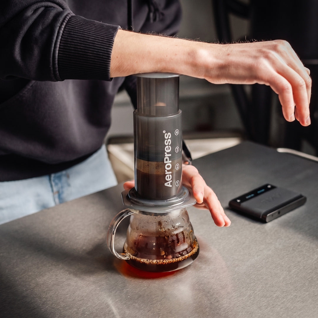 preparare cafea la presa aeropress
