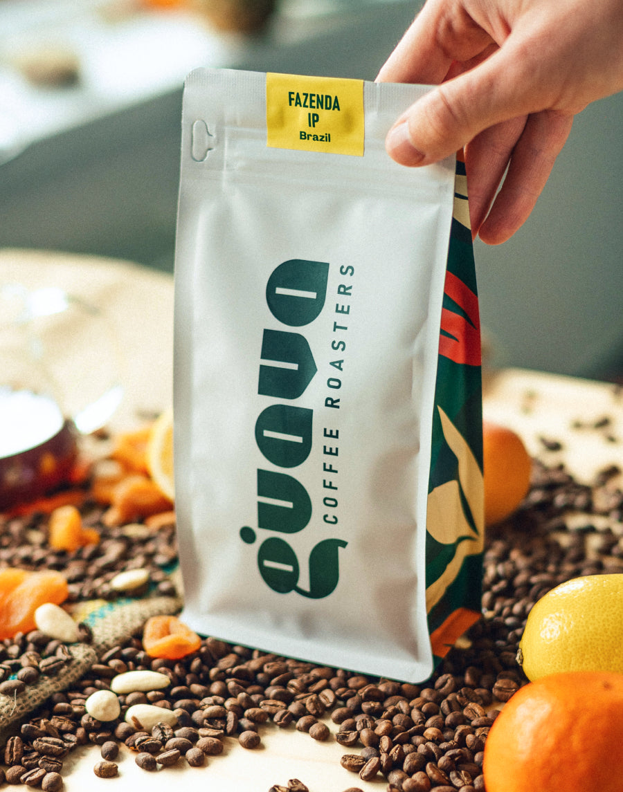 o mana care tine un pachet de cafea boabe brazilia de la guava coffee roasters